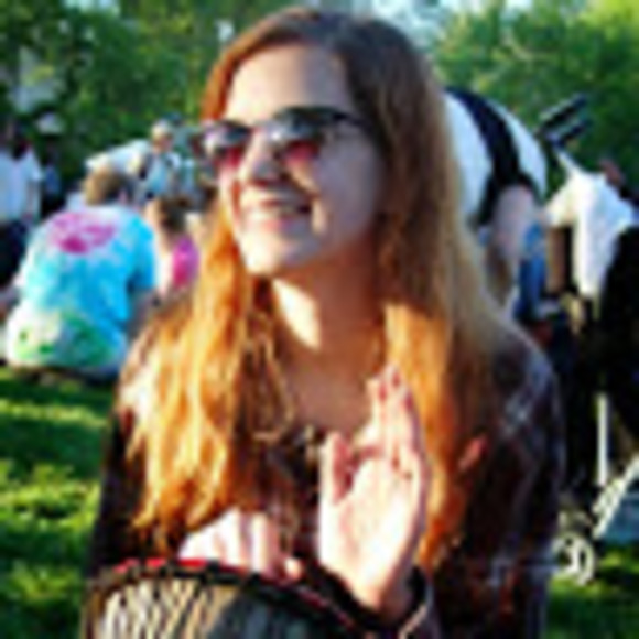 Meet your Posher, Elle - Picture 1 of 3